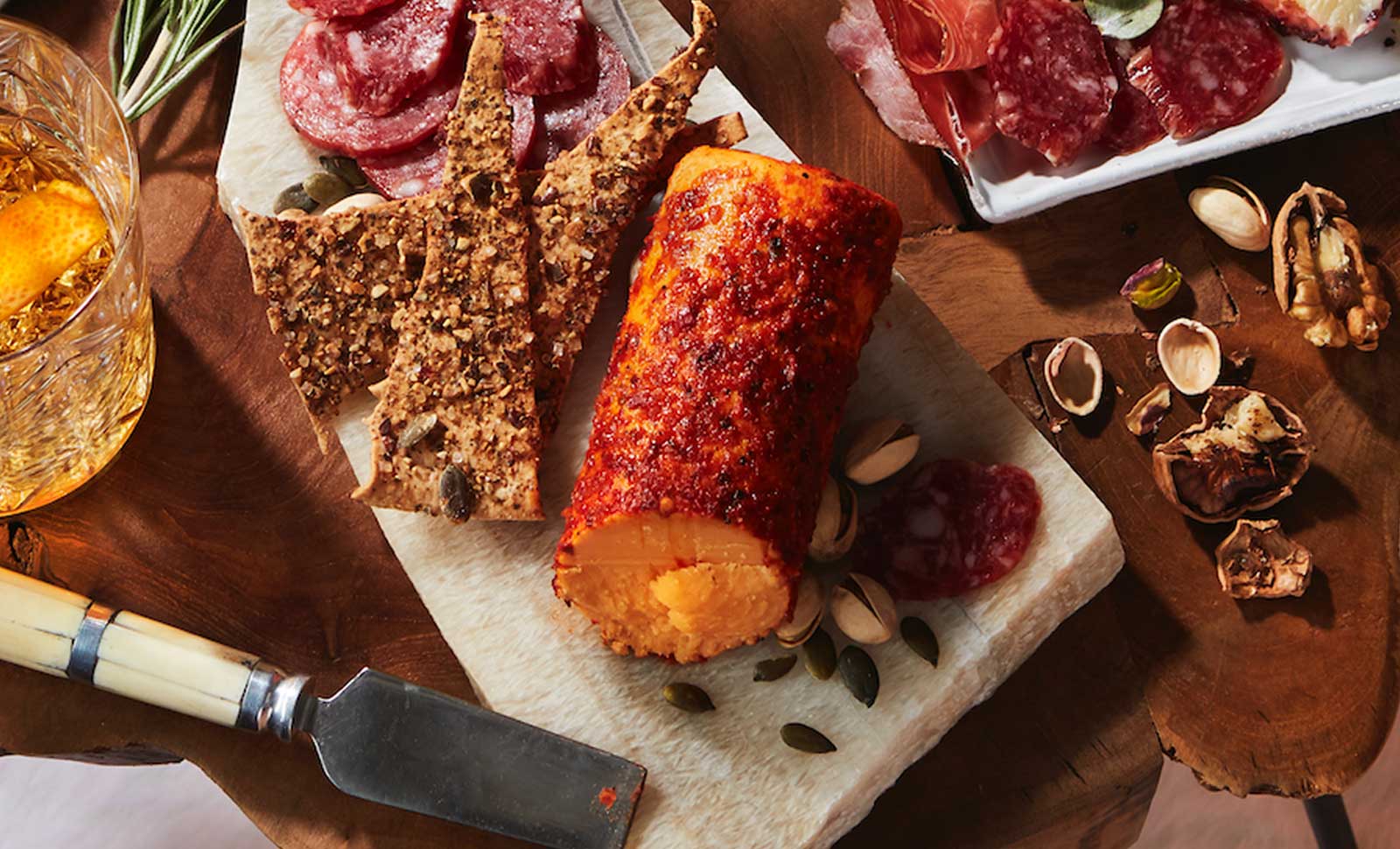FR Photo of - Bûche de fromage cheddar avec assaisonnement piri piri